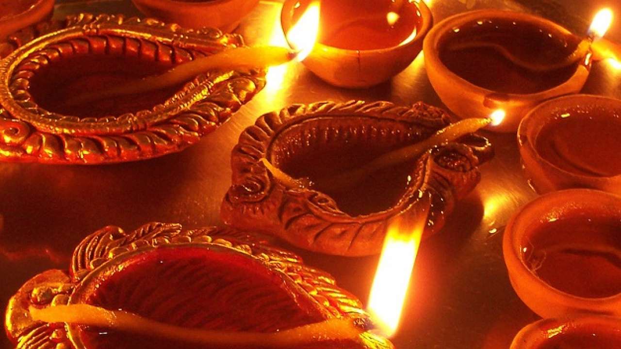 happy diwali diyas